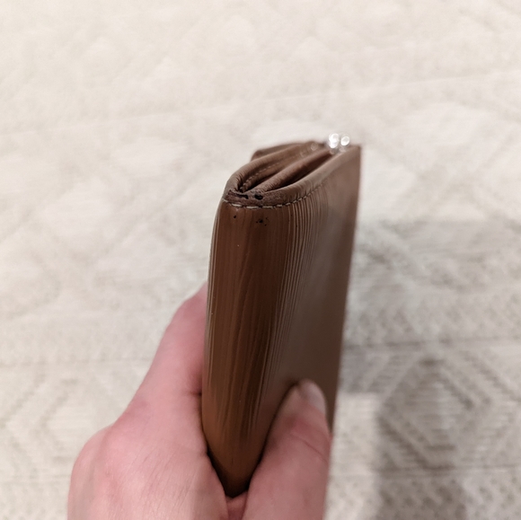 Luis Vuitton Epi Wallet - Picture 3 of 14
